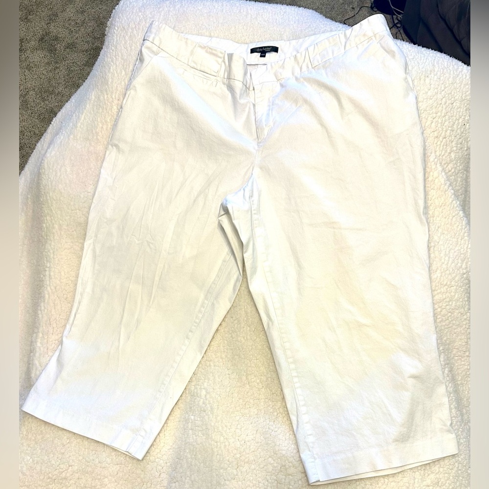 Daisy Fuentes Women's White Capris